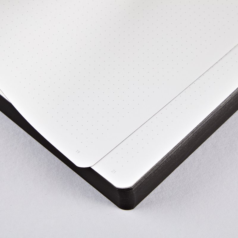 Voyager L Licht - Sterren | Notitieboekje A5+ | Gestippeld dagboek | 3,5 mm puntraster | 176 genummerde pagina's | 120g Premium-Papier | Leer zwart | met pen- en smartphonehouder Sterren |  geproduceerd in Duitsland
