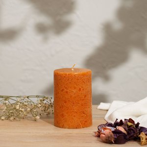 Grapefruit- und Ingwer-Marmor-Stumpenkerze – Ocker-Kollektion | Handgefertigte Wachskerze in Marmoroptik mit frischem Zitrus- und würzigem Aroma | Eleganter Wohndekor-Akzent