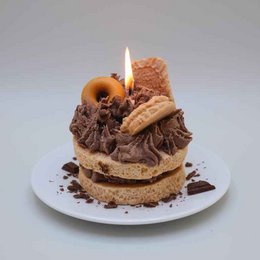 LAVURI® Caramel Cake Candle - Cake with whipped cream, chocolate bars and cookie rings as decoration