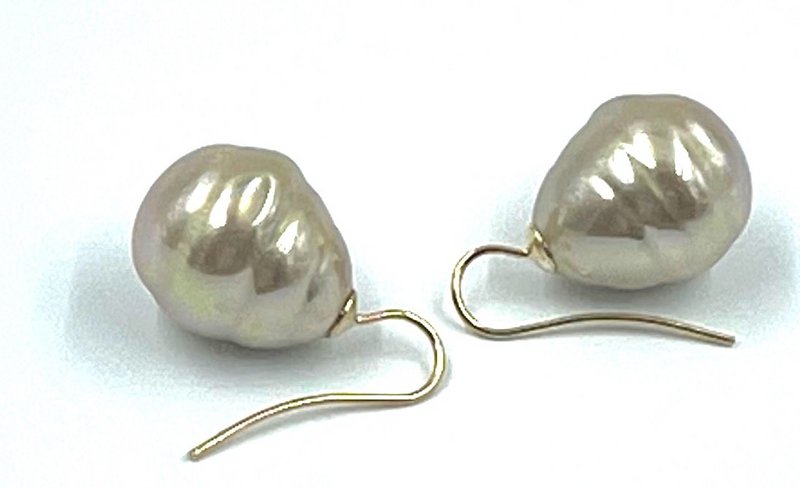 Pendientes de perlas barrocas en color oro sahara