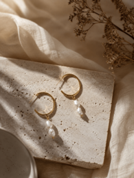 CHARLIZE – Creolen mit goldenen Flussperlen
