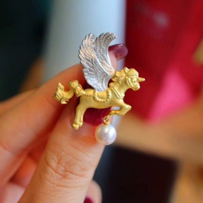 Versátil broche de unicornio ángel con perla de Akoya
