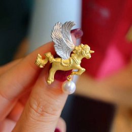 Versátil broche de unicornio ángel con perla de Akoya