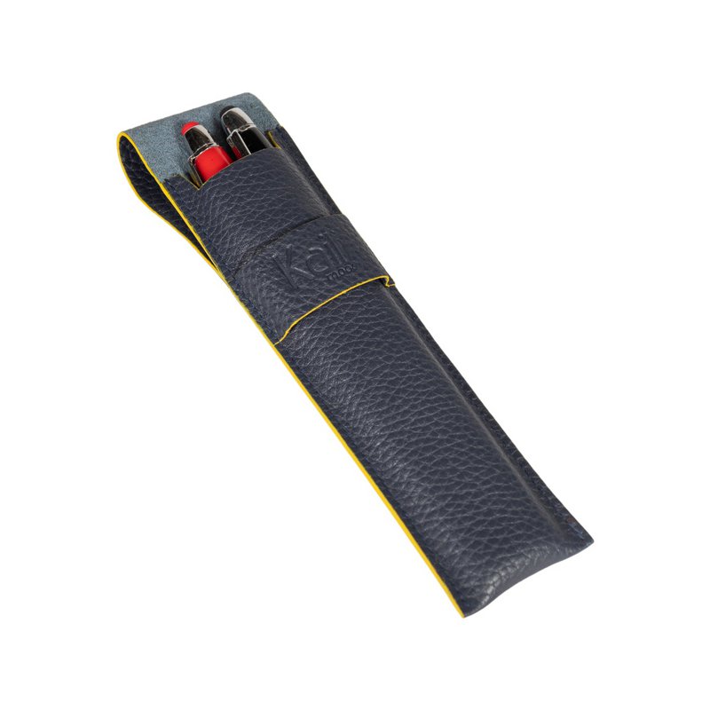 K0028DB | Étui à stylos en cuir véritable pleine fleur, grain dollar - Coloris bleu avec bords jaunes - Dimensions : 4,5 x 16,5 x 1 cm - Packaging : Boîte cadeau fond/couvercle