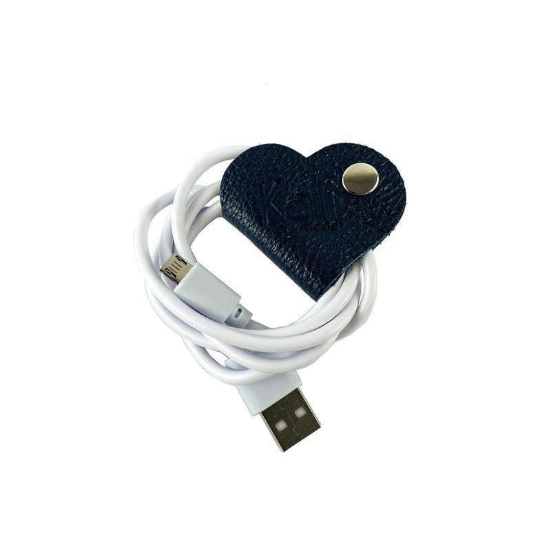 K0039AB | Enrollacables corazón Made in Italy en auténtica piel plena flor, grano dólar - Color negro - Dimensiones: 5 x 8 x 0,5 cm - Embalaje: fondo rígido/tapa Caja de regalo