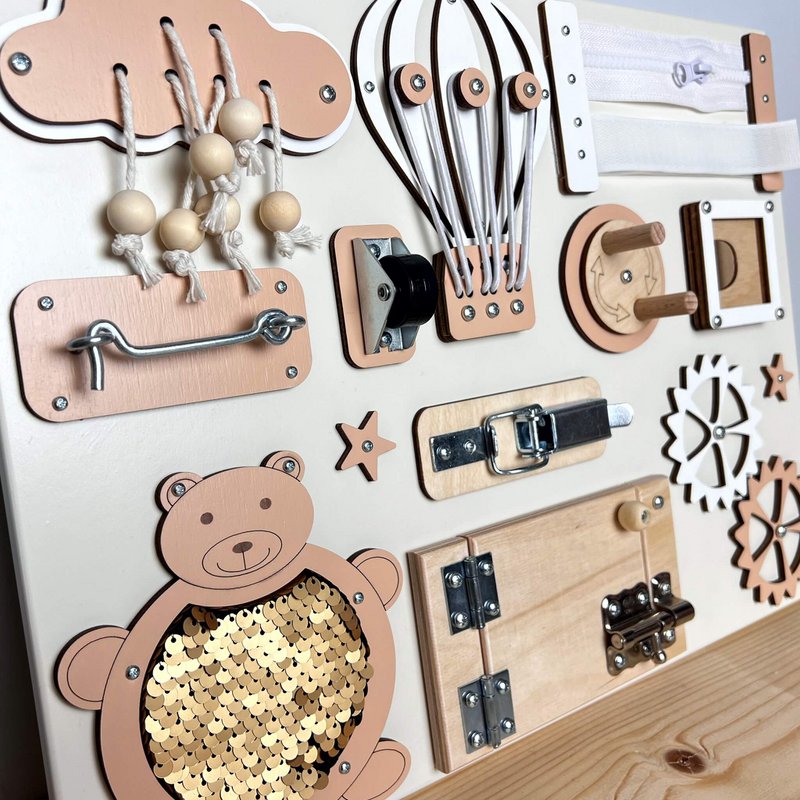 Extra kleines, geschäftiges Board mit Türen