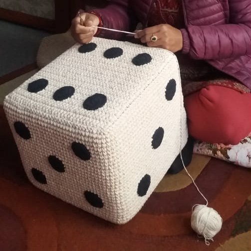 Luna-Leena poef dobbelstenen kinderen - gebroken witte en zwarte stippen - katoen - hand gehaakt in Nepal