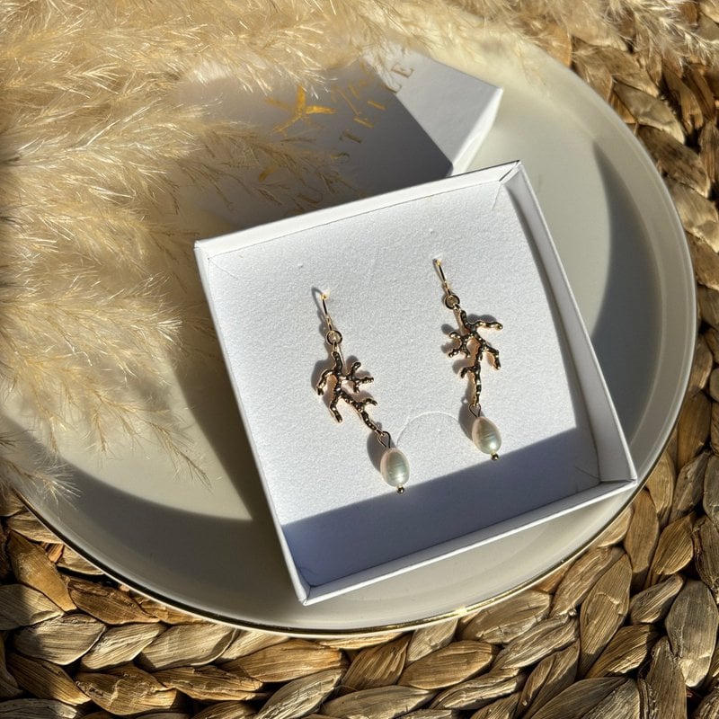 LICHT DES MEERES – Goldene Korallenohrringe mit Perle