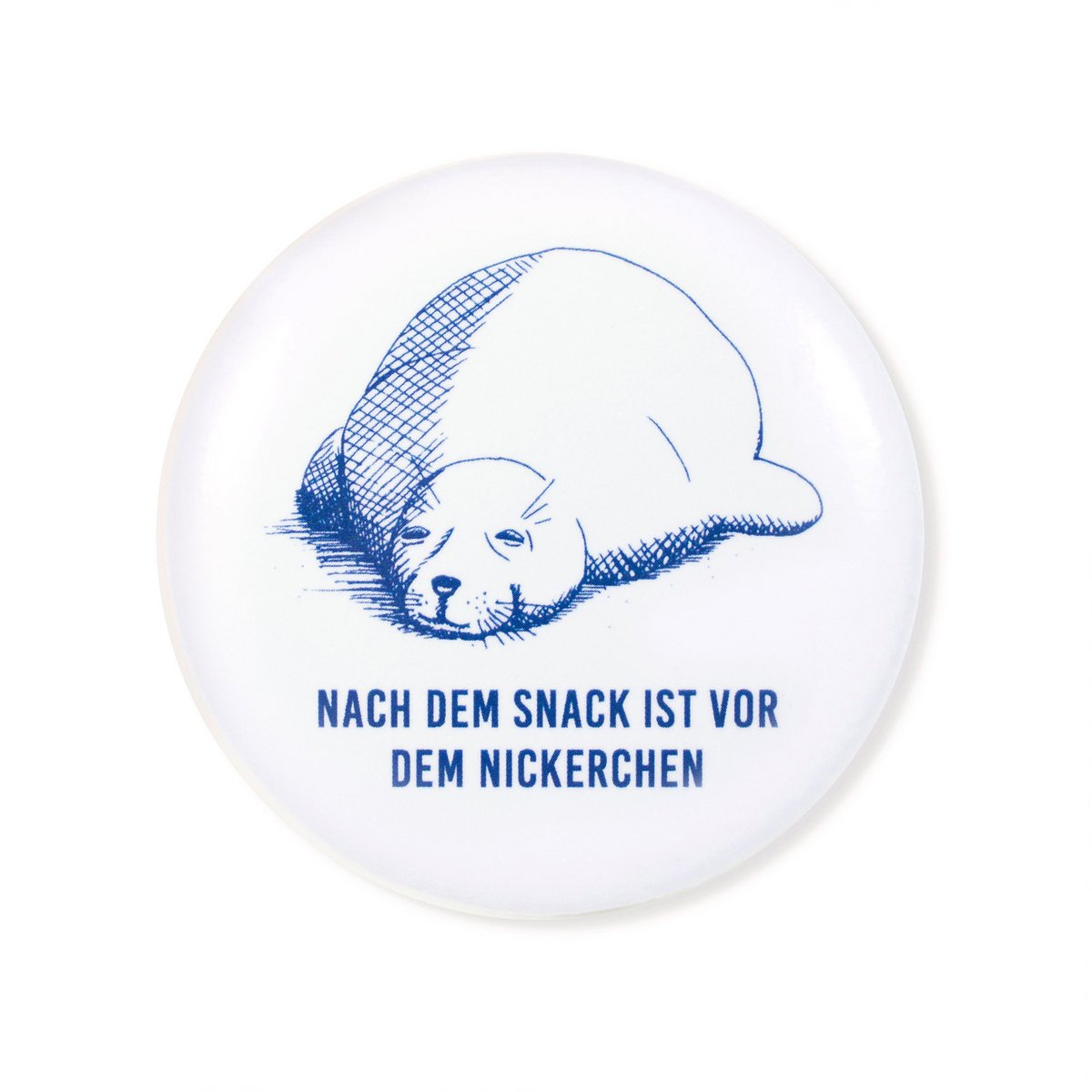 Magneet “Zeehond na de snack” – Zeehondenmotief met spreuk – Blauw/Wit – Ø 5,6 cm – Koelkast & whiteboard