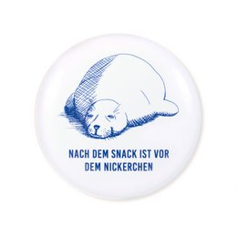 Magneet “Zeehond na de snack” – Zeehondenmotief met spreuk – Blauw/Wit – Ø 5,6 cm – Koelkast & whiteboard
