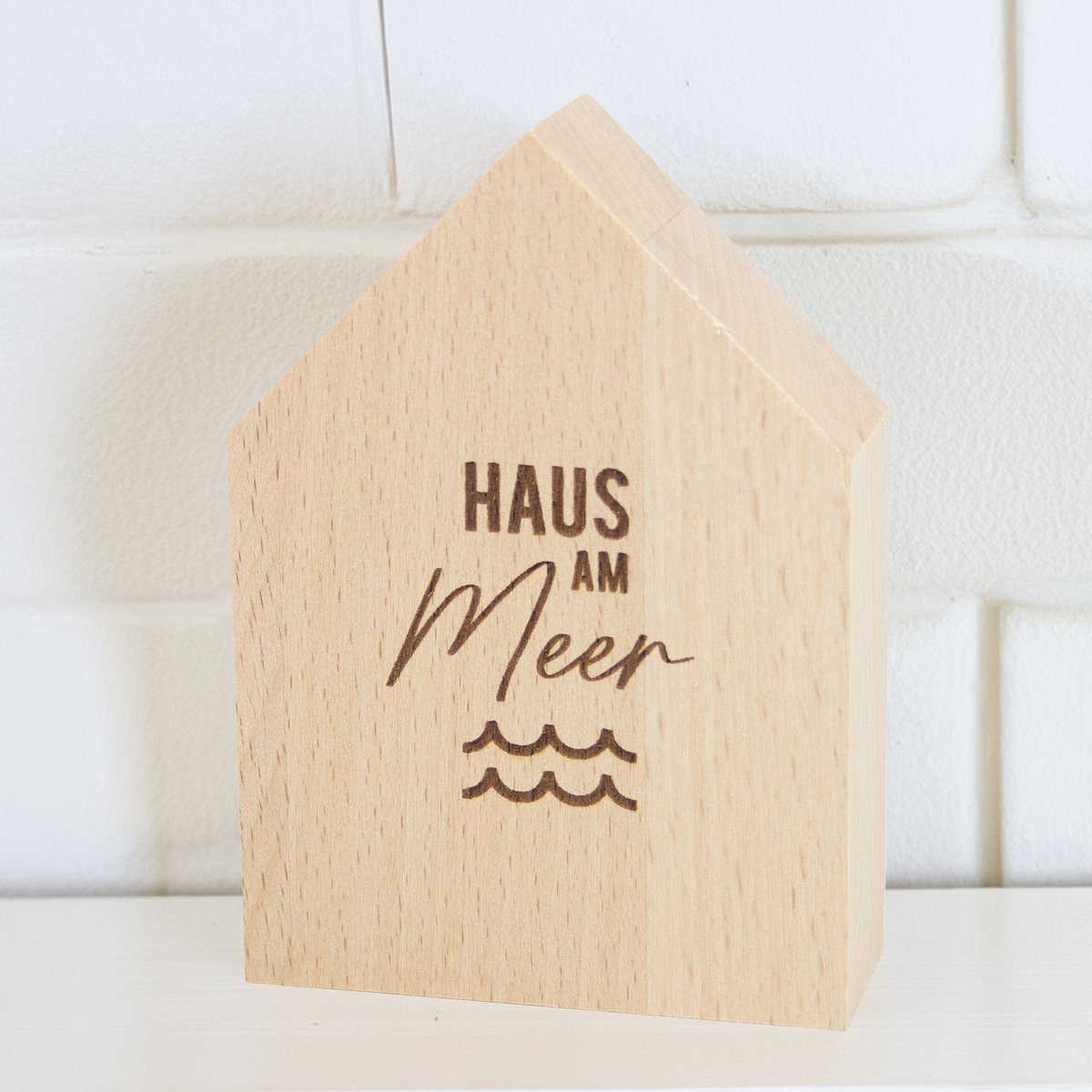 Groot decoratief houten huis aan zee gemaakt van duurzaam beukenhout
