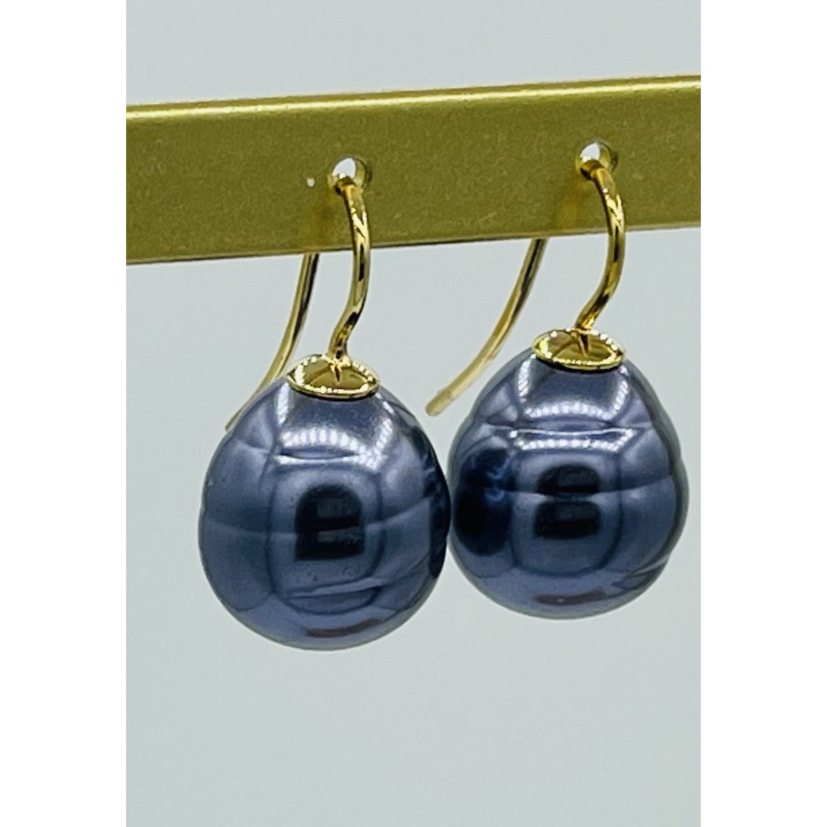 Pearl earrings dark submarine blue