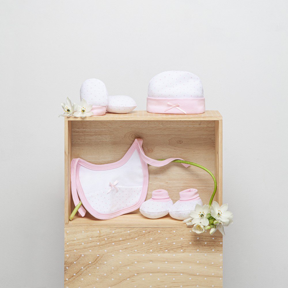 SET 4 STUKS (MUTS+HANDSCHOENEN+SLABBER+SOKKEN) VOOR NIEUWBORGEN (0-6 MAANDEN) - 100% KATOEN - MOD. ROZE