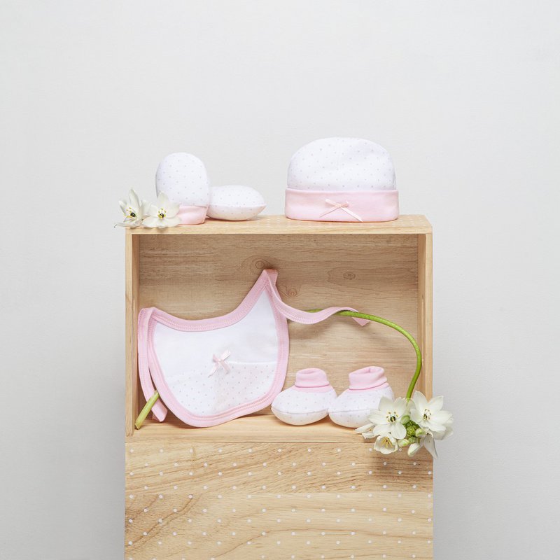 SET 4 STUKS (MUTS+HANDSCHOENEN+SLABBER+SOKKEN) VOOR NIEUWBORGEN (0-6 MAANDEN) - 100% KATOEN - MOD. ROZE