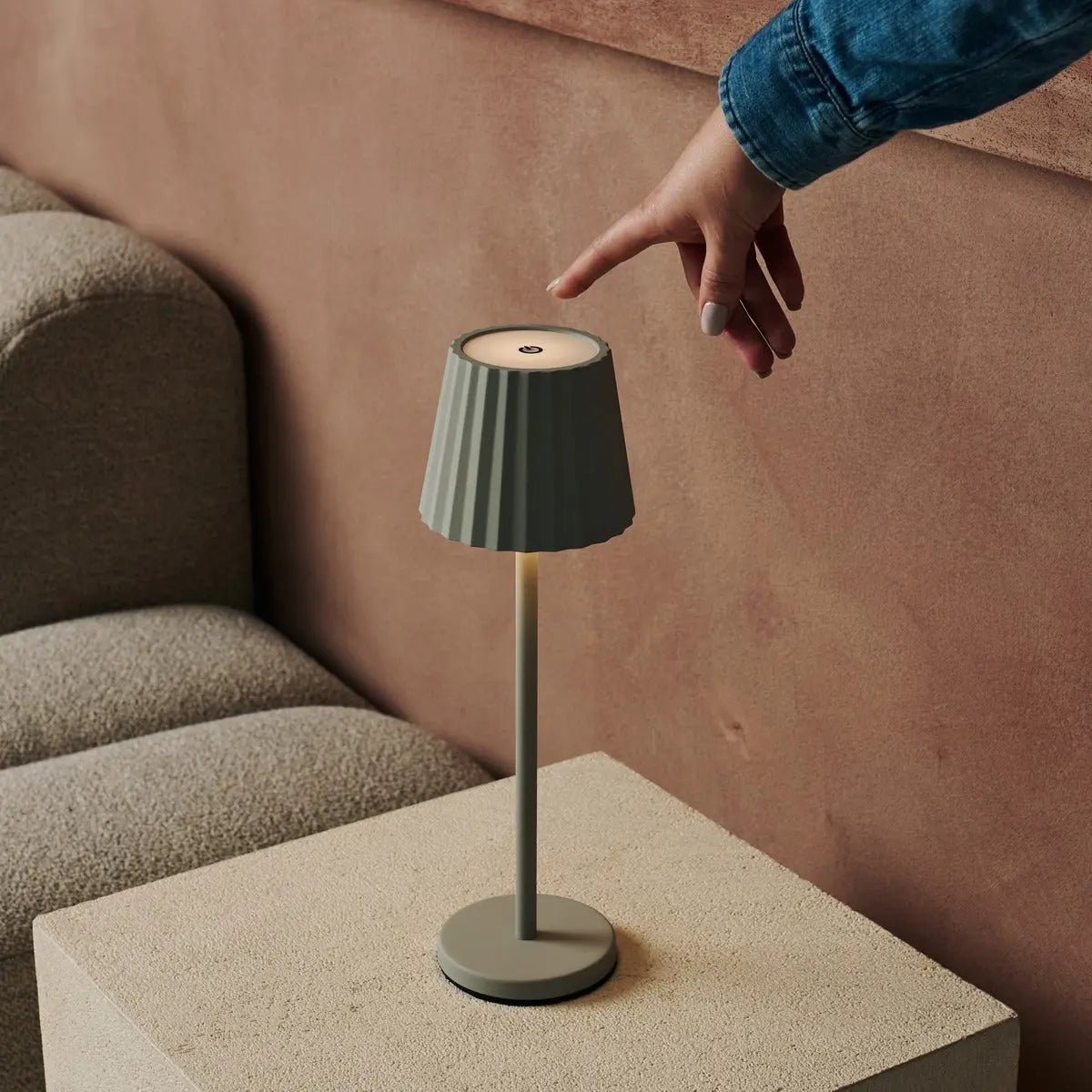 Lampe de table côtelée Maya Shadow Grey