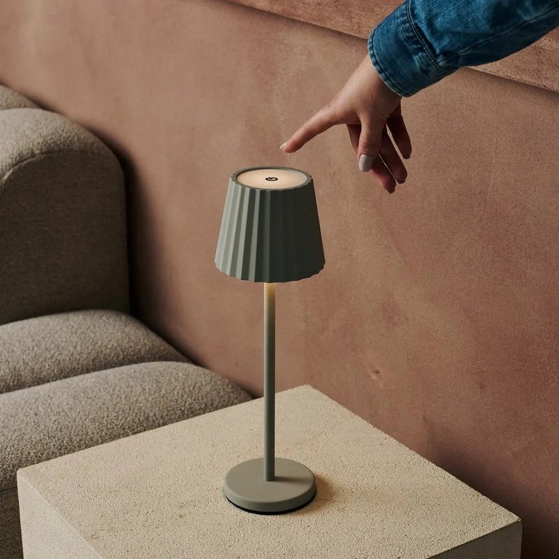Maya Shadow Grey Ribbed Bordlampe