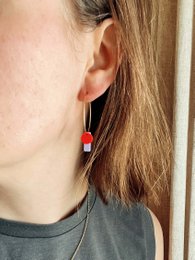 Kropki z obręczami wykonanymi ze stali nierdzewnej w kolorze liliowo-ognistej czerwieni