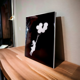 Szablon graffiti Banksy'ego - dziewczyna z latającymi balonami