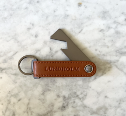 Lundholm leren portemonnee heren bruin en bieropener sleutelhanger echt leer - matchende set in luxe giftbox - vaderdag cadeau vaderdag kados pakket - cadeau voor man flesopener mannen cadeautjes vaderdag cadeau vaderdag geschenk