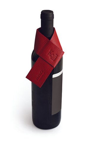 K0010VB | Drip Saver for Bottle Made in Italy in Genuine Full Grain Leather, Dollar Grain - Red Color. Dimensions: 27 x 4 x 0.5 cm. Packaging: rigid bottom/lid Gift Box