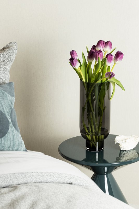 Sober moderne glasvase, cylindrisk form på elegant bund, mørkegrå, OMAHA14GR