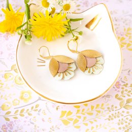 Pendientes flor de cerezo - cuero dorado, rosa y blanco