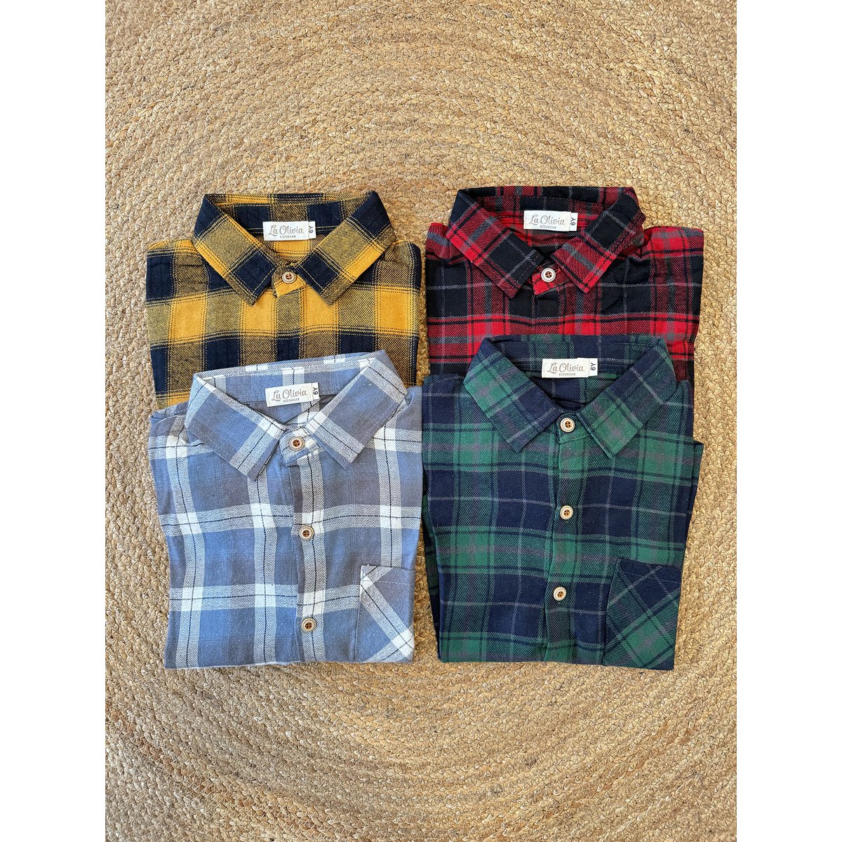 Ragazzo felice con la camicia