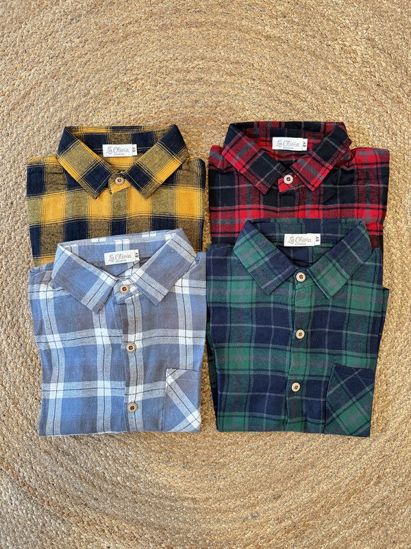 Garçon chemise heureux