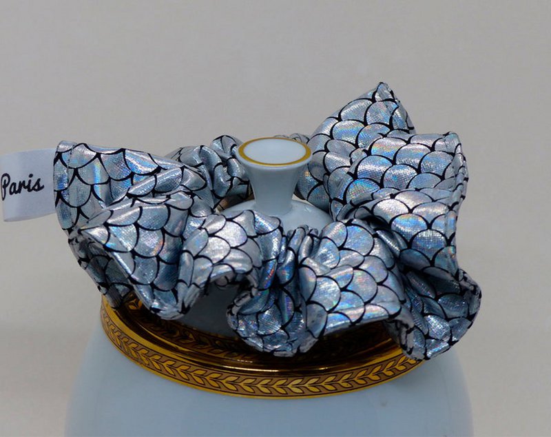 Sølvøgle scrunchie