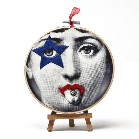 Handgefertigte Stickrahmen-Wandkunst – „Iconic Lina“-Kollektion (inspiriert von Fornasetti) – Textile Wanddekoration, 15 cm