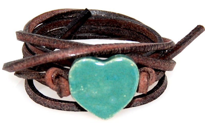 Bracelet leather cord with green heart