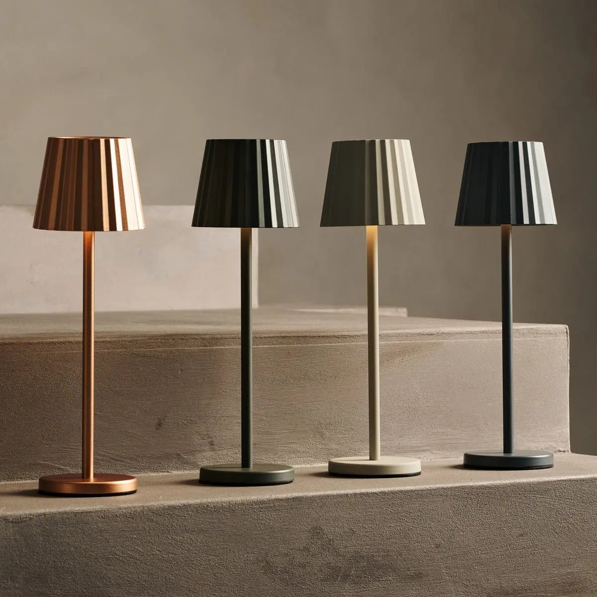 Lampe de table côtelée Maya Shadow Grey