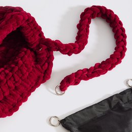 “Dolce velours” gehaakte schoudertas met waterdicht etui kersenrood