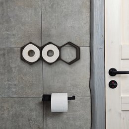 Portarotolo da bagno geometrico in legno, accessorio da bagno rustico ispirato al nido d'ape, regalo perfetto per l'inaugurazione della casa o l'arredamento della casa