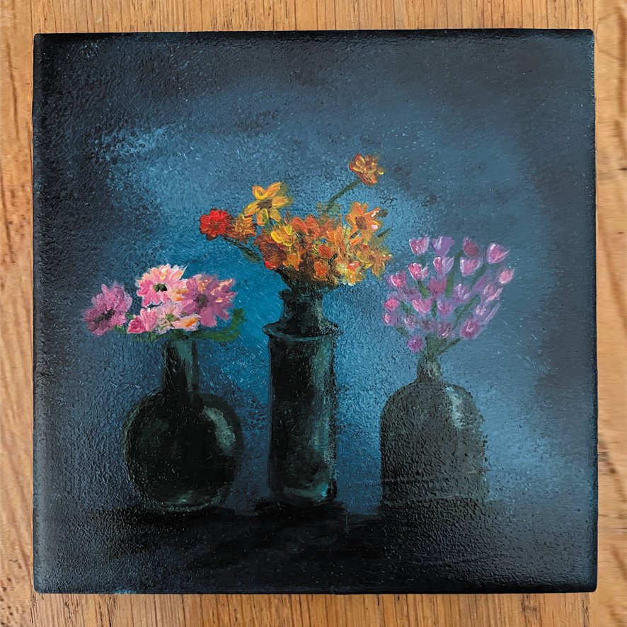 Azulejo pintado a mano con jarrones y flores – 10×10 cm