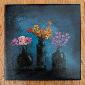 Hand-painted tile with vases and flowers – 10×10 cm