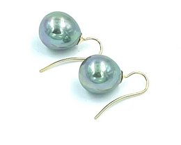 Pearl earrings classic