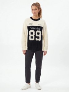 Supreme Crewneck – from Dense Weave for an Effortless Look