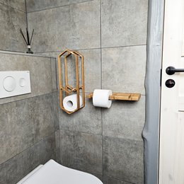 Porta della carta igienica rustica, mensola in legno montato a parete per la conservazione del bagno e arredamento