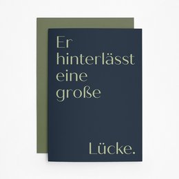 A dark blue greeting card with the text "Er hinterlässt eine große Lücke." in white lettering.