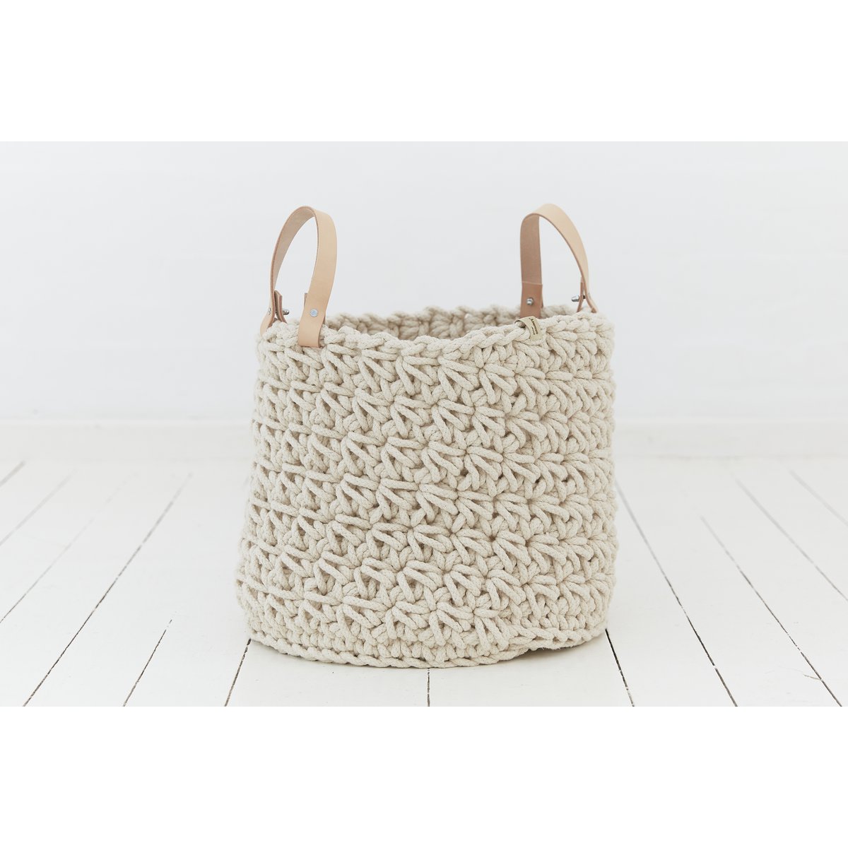 Coarse knit storage basket with leather handle