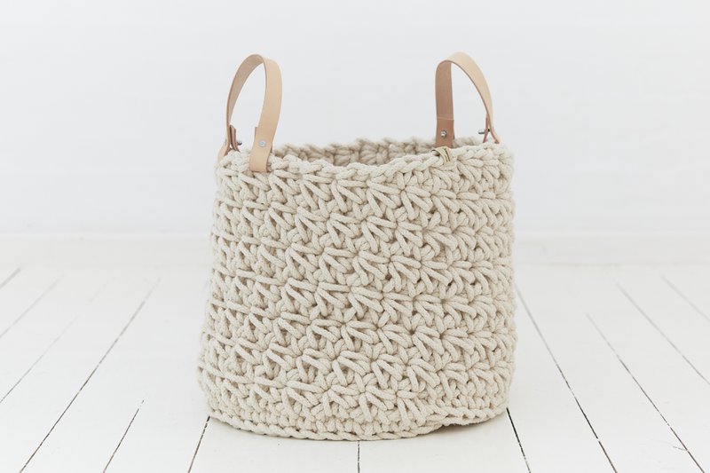 Coarse knit storage basket with leather handle