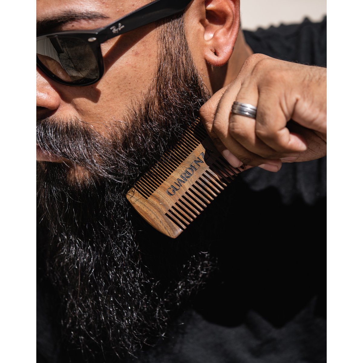 Guardenza Beard Comb - anti-static sandalwood - to distribute beard oil or bar balm well