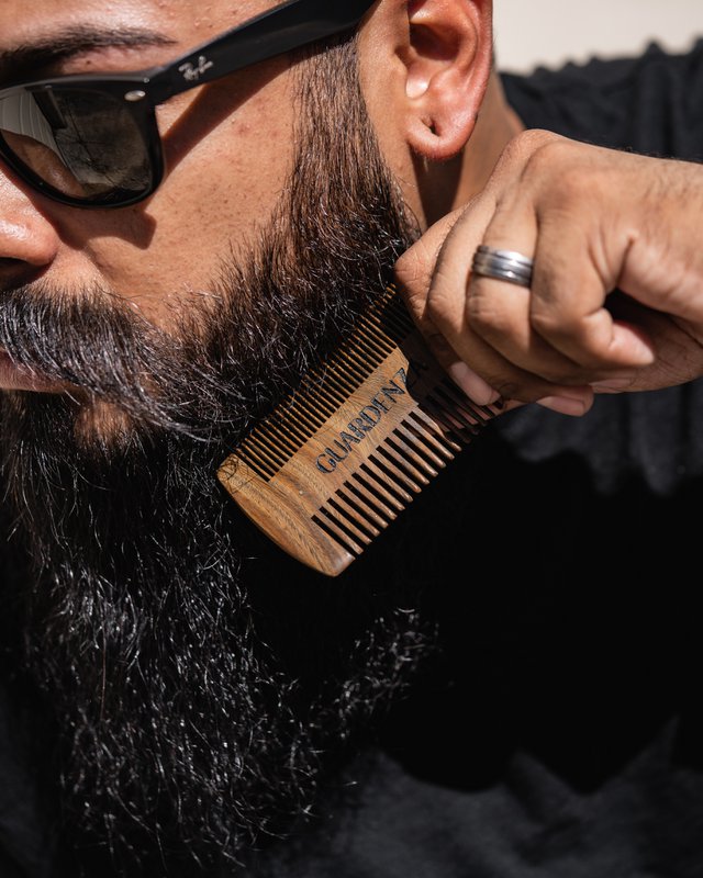 Guardenza Beard Comb - antistatisk sandeltræ - til korrekt fordeling af skægolie eller balsam