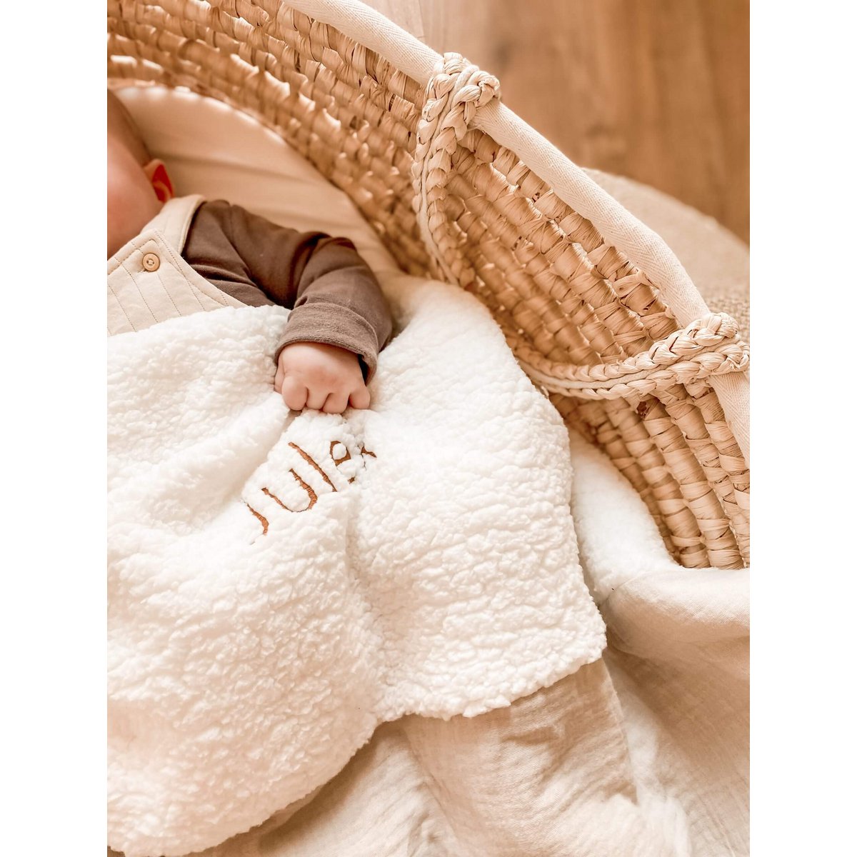 A soft "teddy" blanket with an individually selected, embroidered inscription - white