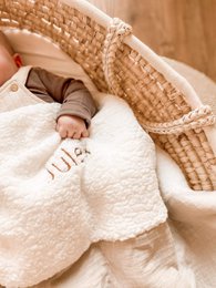 Una morbida coperta "orsacchiotto" con un'iscrizione ricamata selezionata individualmente - bianca