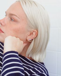 Emalje øreringe foran og bagpå — Hvide