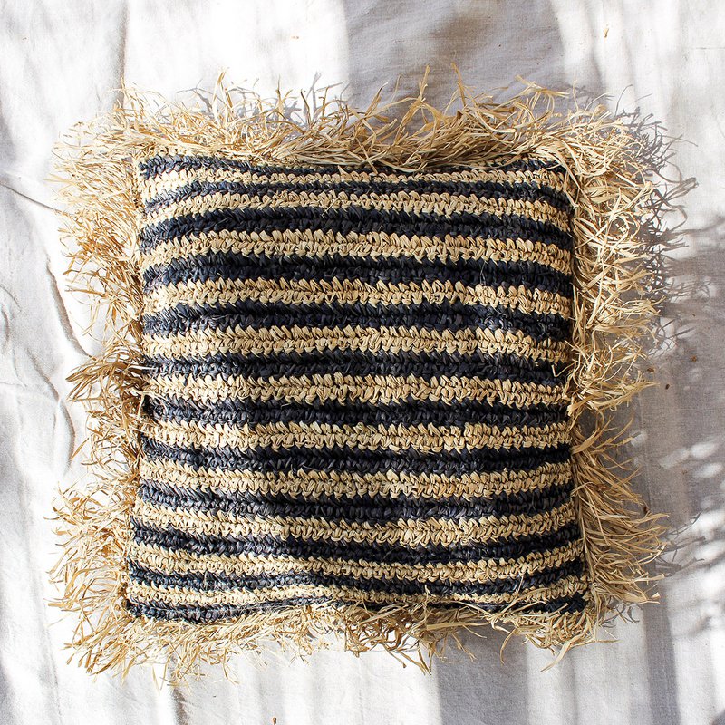 Sunda - housse de coussin en raphia à rayures noires - 40cm