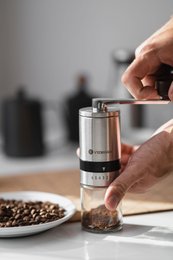 Manuelle Handkaffeemühle mit Keramik-Mahlwerk