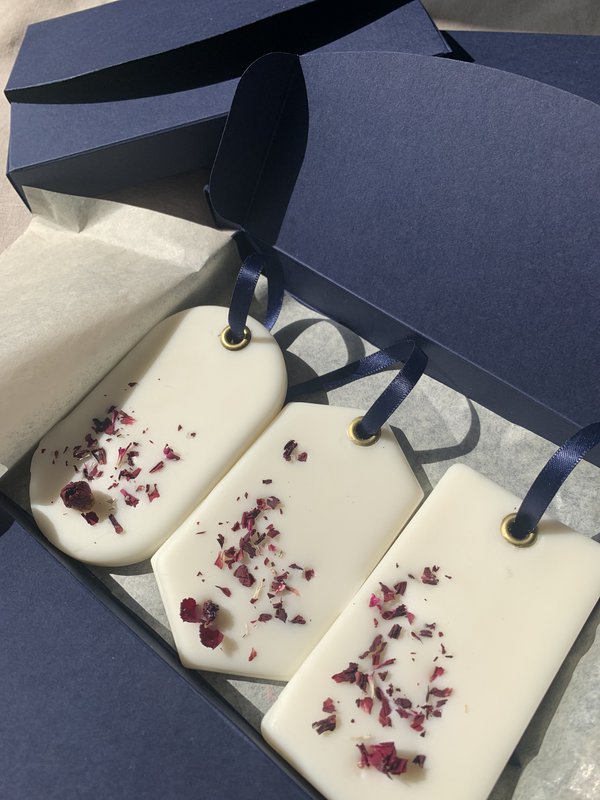 Sæt med 3 violette og hvide blomsterduftende suspensioner